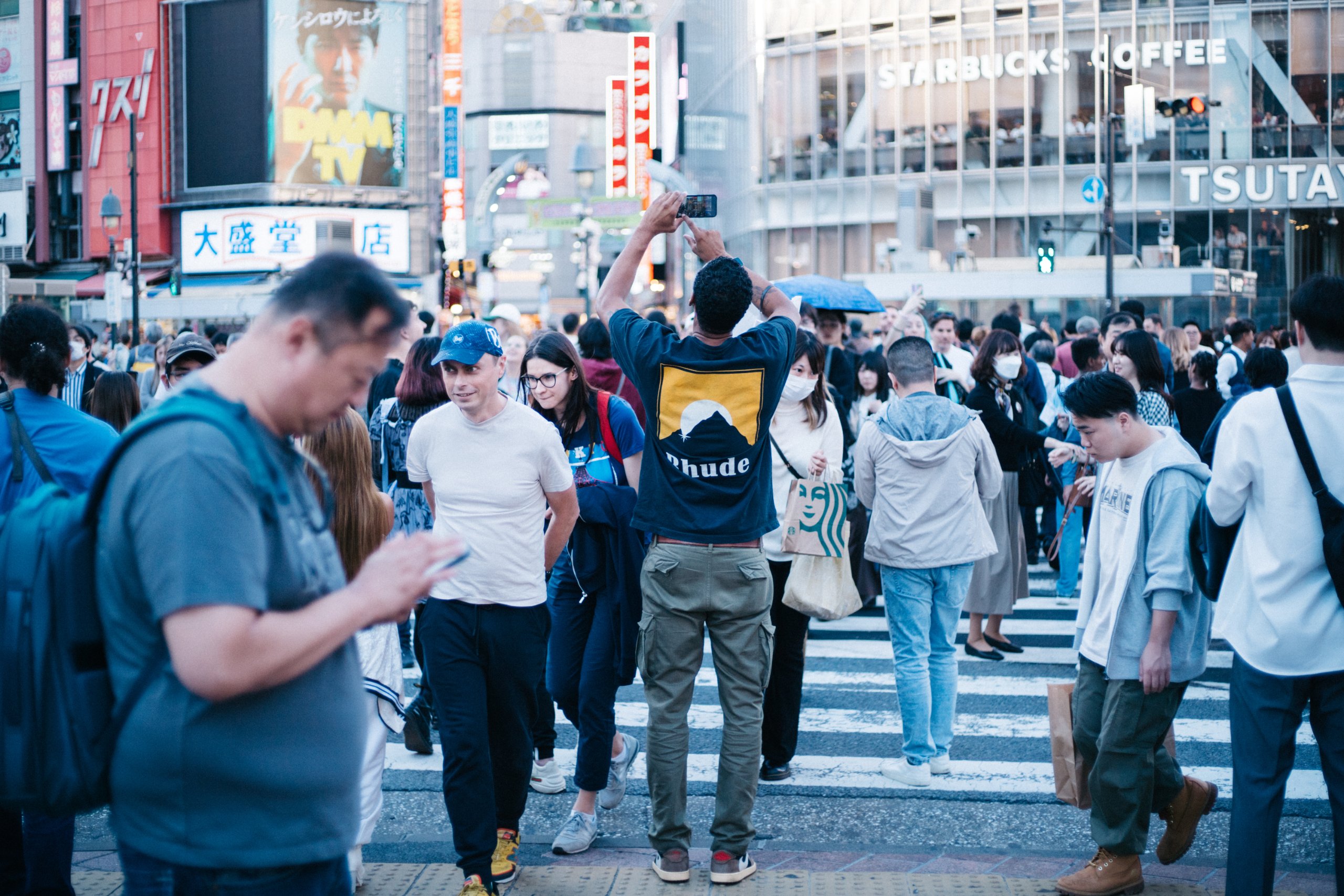 渋谷スクランブル交差点を行き交う人々。働く人の実質賃金と物価を象徴する風景