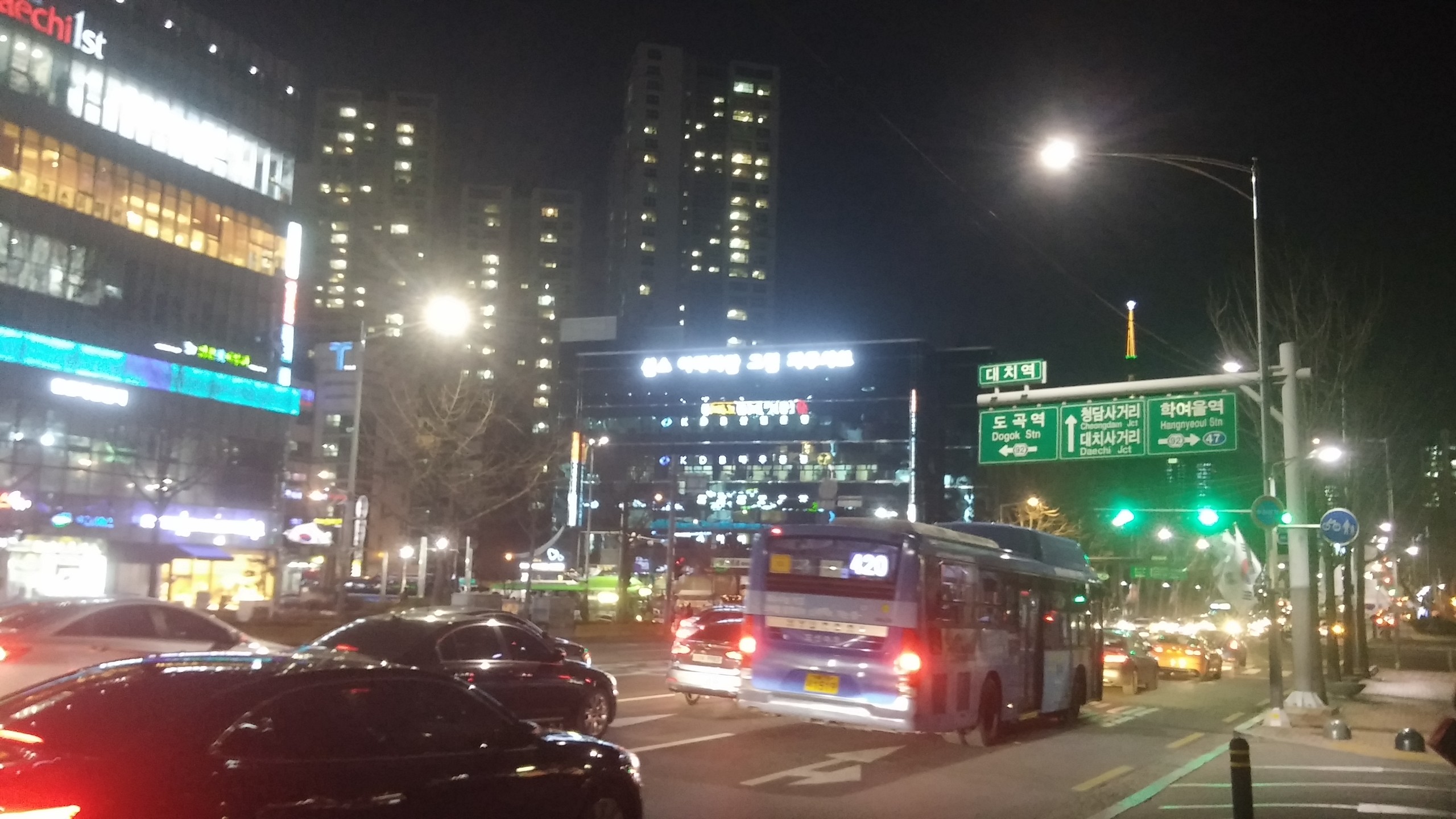 ソウル・大峙洞（テチドン）の夜。韓国を代表する学習塾街で、私教育（サギョユク）の象徴とされる