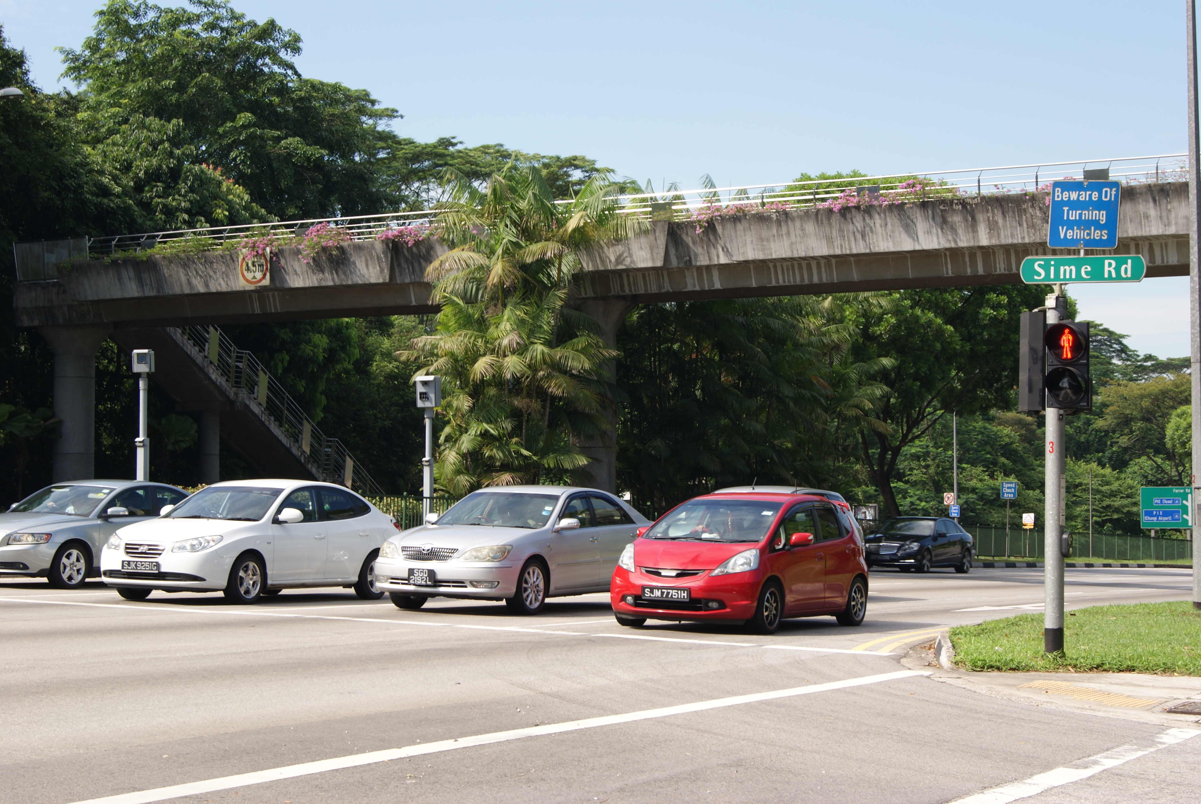 シンガポールの交差点を走る車 ― COEで台数が制限される車社会